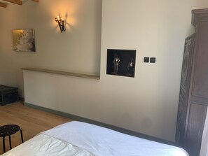 3 bedrooms, desk, iron/ironing board, WiFi