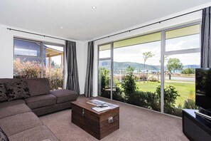 TV, offices - Lakeview Tekapo Luxury House (Lake Tekapo)