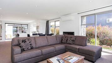 テレビ、書斎 / ワークスペース