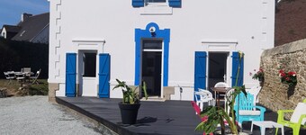 COUNTRY HOUSE TEN MINUTES' WALK FROM PALACE CENTER PIER