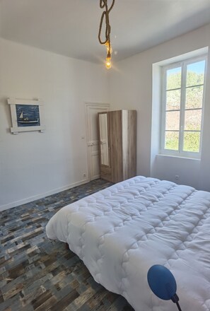 5 chambres, lit parapluie, Wi-Fi, draps fournis