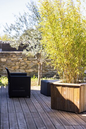 Terrace/patio - Located 5 minutes from the historic center of Uzès, in a wooded setting with swimming pool. (Montaren-et-Saint-Médiers)