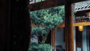 Een traditionele Japanse kamer met tatami vloerbedekking, een lage houten tafel en een shoji scherm.