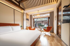 Signature Suite | Premium bedding, down duvets, desk, laptop workspace - Jinfuyi hotel (Chengdu)