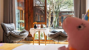 Familien-Loft, Blick auf den Innenhof | 2 Schlafzimmer, hochwertige Bettwaren, Daunenbettdecken, Schreibtisch