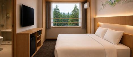 Habitación de hotel con cama, televisión, ventana con vista a árboles y zona de ducha.