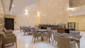 A spacious lobby with a marble floor, multiple seating areas, and a long counter with amenities. - Hotel SDU Boutique Al Madinah (Madinah)