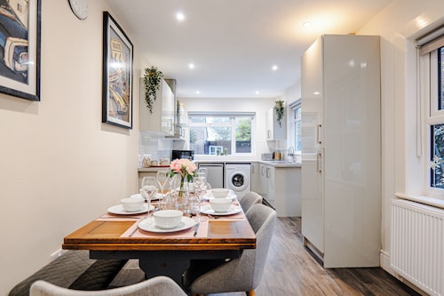 Gloucester House -  5 Bed Home - Sleeps 10 - Wifi