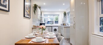 Gloucester House -  5 Bed Home - Sleeps 10 - Wifi