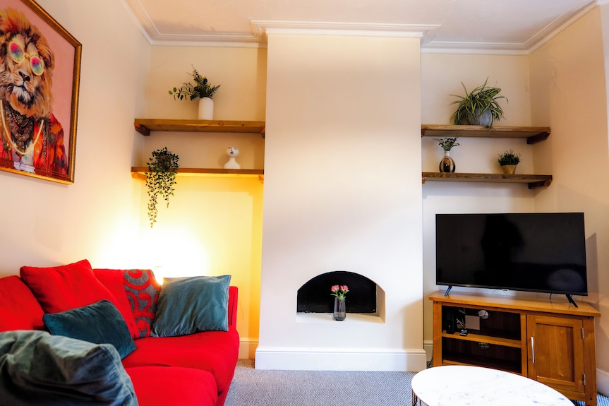 Gloucester House - 5 Bed Home - Sleeps 10 - Wifi - Gloucester