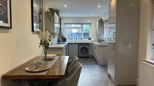 Gloucester House -  5 Bed Home - Sleeps 10 - Wifi