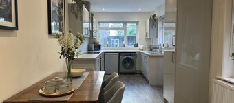 Gloucester House -  5 Bed Home - Sleeps 10 - Wifi