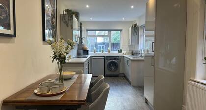 Gloucester House - 5 Bed Home - Sleeps 10 - Wifi