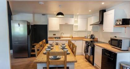 Hosta & Hosta A - Cotswold's 9 Bedroom Cosy Home with Pool Table and Canal Walks