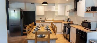 Hosta & Hosta A - Cotswold's 9 Bedroom Cosy Home with Pool Table and Canal Walks