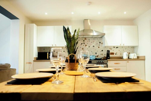 Hosta & Hosta A - Cotswold's 9 Bedroom Cosy Home with Pool Table and Canal Walks