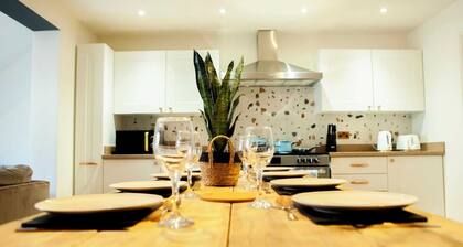 Hosta & Hosta A - Cotswold's 9 Bedroom Cosy Home with Pool Table and Canal Walks