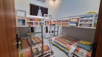 3 habitaciones, tabla de planchar con plancha, wifi y ropa de cama