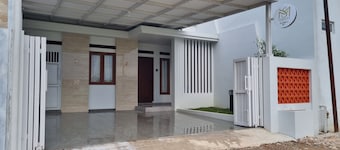 Semesta Lux Family Guesthouse - 3BR house in Lampung with AC, wifi, and kitchen.