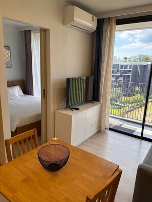 Apartment, Balcony, Golf View | Ruang tamu | TV skrin rata