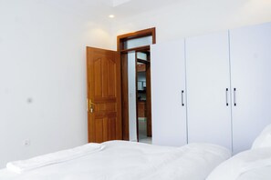3 bedrooms, iron/ironing board, WiFi, bed sheets - Make Good Apartments (Kigali)
