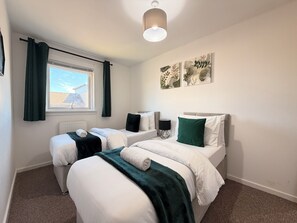 3 bedrooms, desk, iron/ironing board, free WiFi