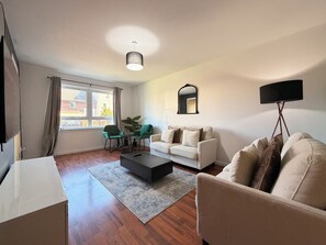 Smart TV - 115 Gracemount Drive · Luxury 3-Bed Townhouse | Free Parking | Central (Edinburgh)