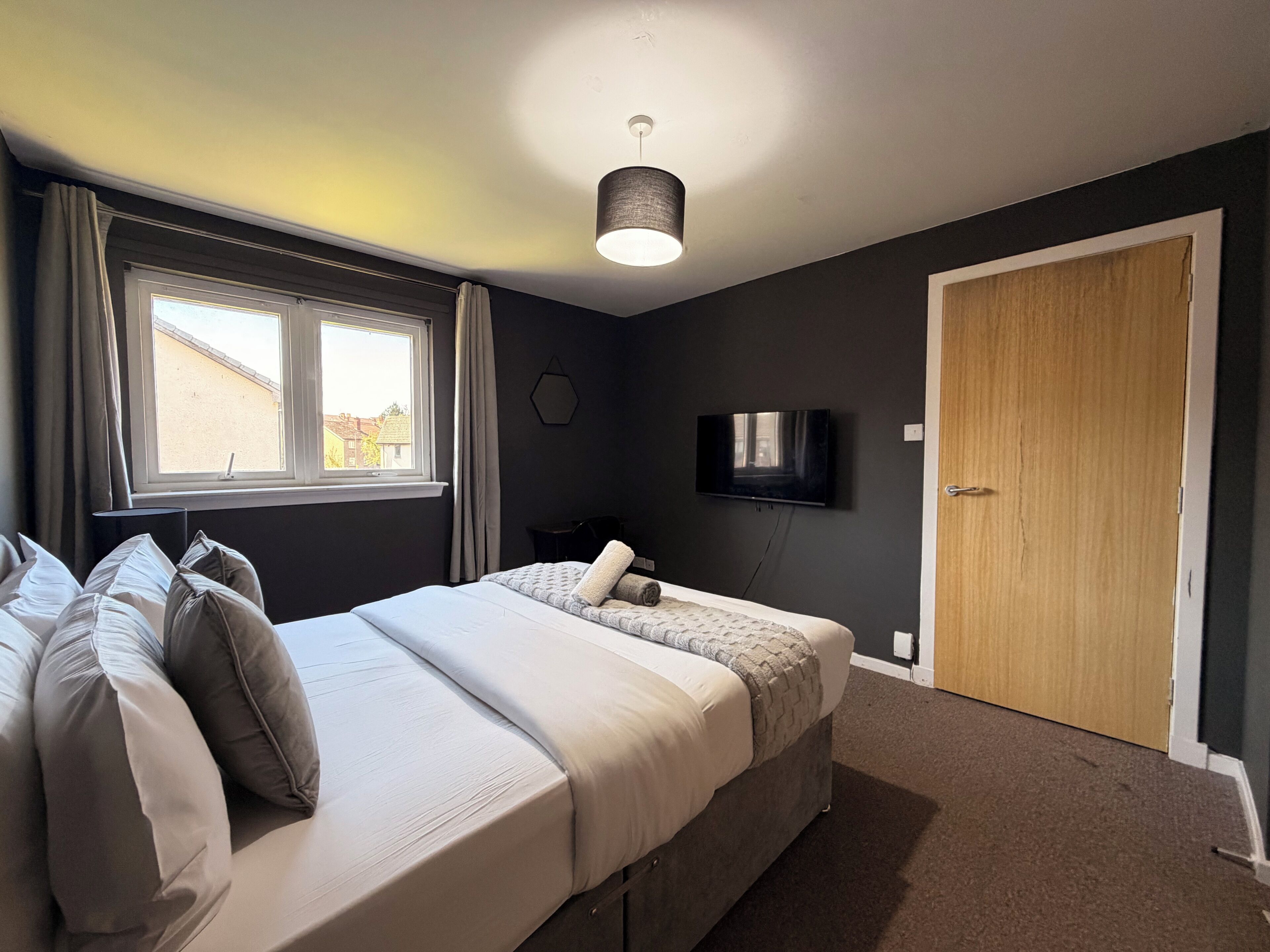 3 bedrooms, desk, iron/ironing board, free WiFi