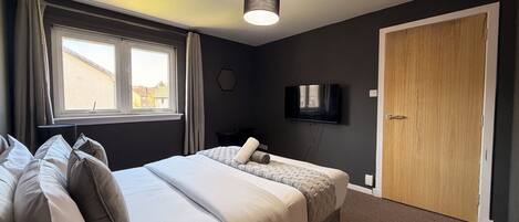 3 bedrooms, desk, iron/ironing board, free WiFi