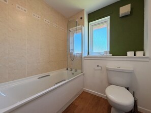 Shower, hair dryer, towels - 115 Gracemount Drive · Luxury 3-Bed Townhouse | Free Parking | Central (Edinburgh)