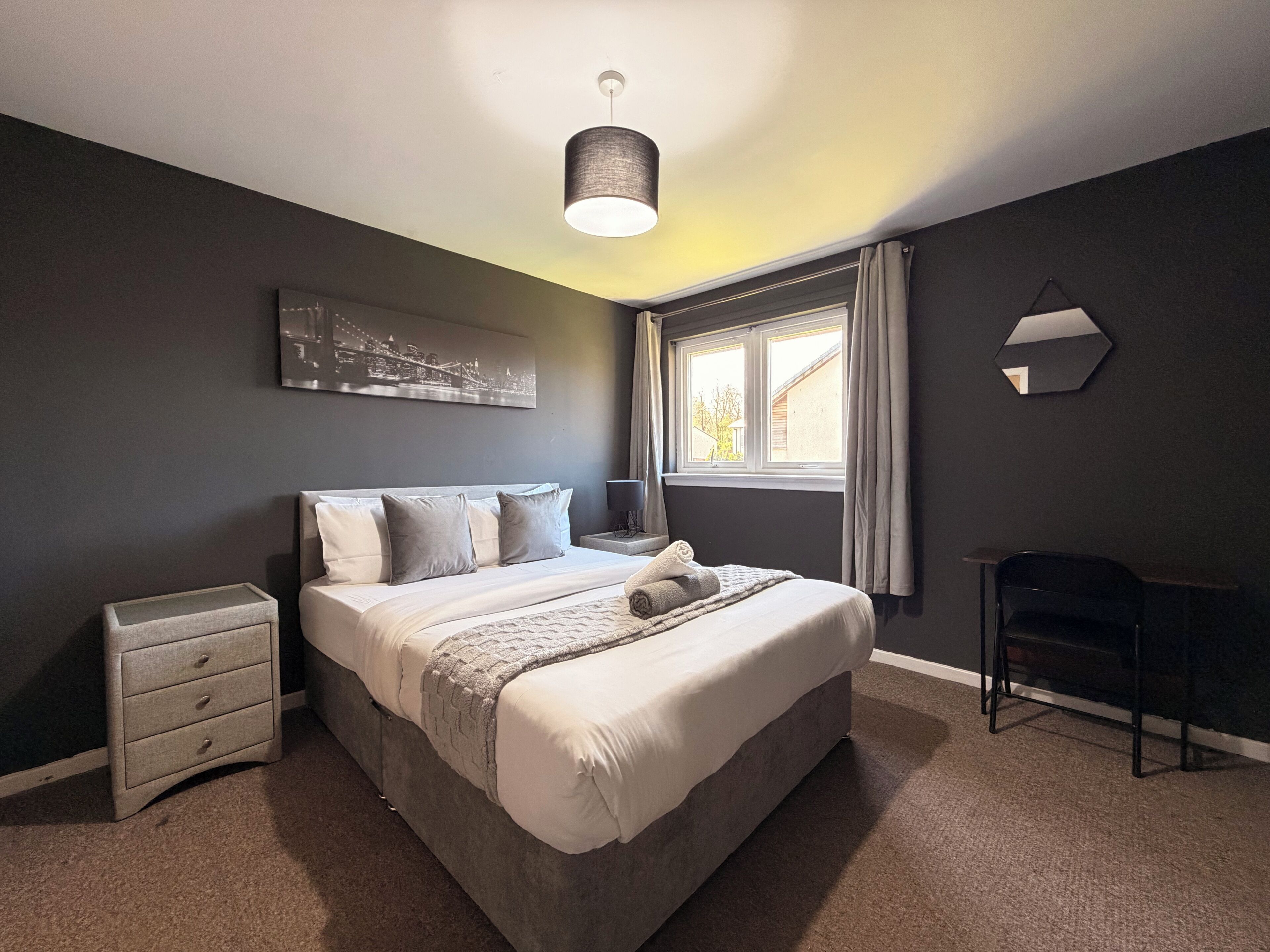 3 bedrooms, desk, iron/ironing board, free WiFi