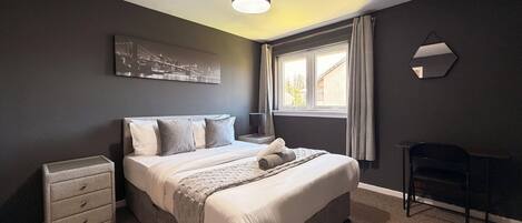 3 bedrooms, desk, iron/ironing board, free WiFi