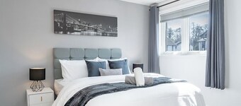 115 Gracemount Drive · Luxury 3-Bed Townhouse | Free Parking | Central