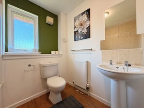 Shower, towels - 115 Gracemount Drive · Luxury 3-Bed Townhouse | Free Parking | Central (Edinburgh)