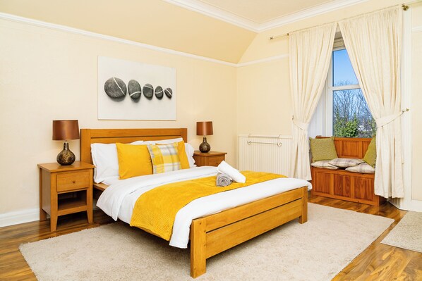 4 bedrooms, iron/ironing board, free WiFi