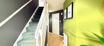 5 Bingham Place · 5-Bed House | Free Parking | Central | Sleeps 10