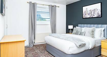 5 Bingham Place · 5-Bed House | Free Parking | Central | Sleeps 10