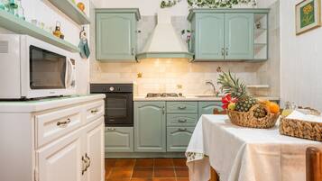 Fridge, microwave, oven, coffee/tea maker