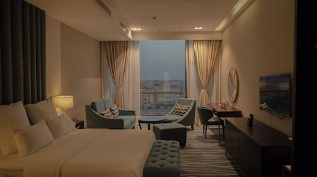 1 habitación, sistema de insonorización y tabla de planchar con plancha