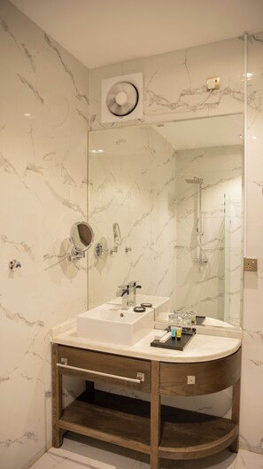 Deluxe Room | Bathroom | Slippers - Hotel SDU Boutique Jizan (Jizan)