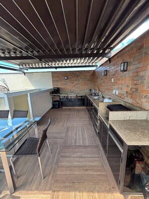 Outdoor dining - Private 3 Bedroom Apartment With Mountain View and Hot Tub in Bertioga, Brazil (Bertioga)