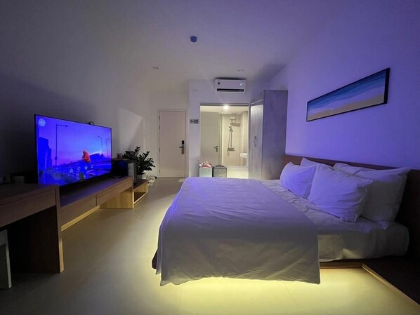 Deluxe Double Room, Sea View | Desk, laptop workspace, soundproofing, free WiFi