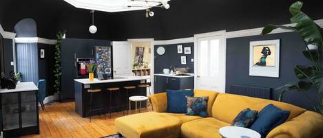 Smart TV, chimenea, libros y estéreo