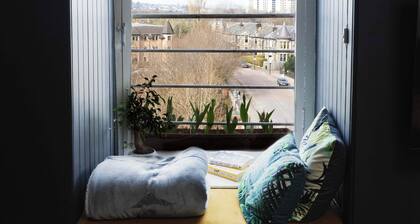 Unique flat in leafy location by Glagsow's Botanic Gardens. Walk to West End!