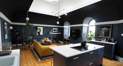 Unique flat in leafy location by Glagsow's Botanic Gardens. Walk to West End!