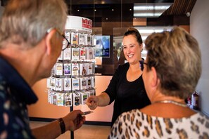 Une personne qui consulte un présentoir de brochures de voyage.