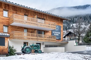 Un bâtiment en bois sur lequel on peut lire l’inscription « LE FLOCON BLANC ».