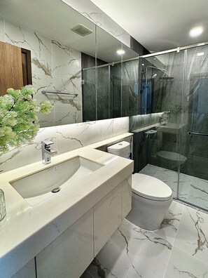 Dusche, Haartrockner, Handtücher, Seife