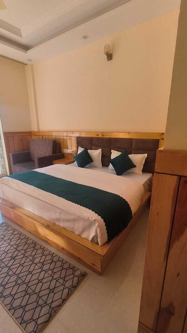 Egyptian cotton sheets, premium bedding, free WiFi