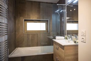 Shower - Apartment in La Rosière with Alpine Views (la rosiere montvalezan)